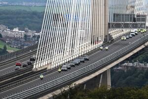 El cortejo fúnebre atraviesa el puente de Queensferry Crossing a las afueras de Edimburgo, Escocia.