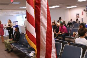 Gobierno Trump exigirá fianzas de hasta 15,000 dólares para algunos solicitantes de visas.