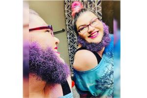 Mujer deja crecer su barba por un año y la muestra con orgullo.jpg