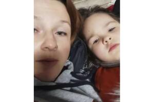 Ksenia Lunova, la mamá ucraniana que juega con su hija para disfrazar la guerra Rusia-Ucrania