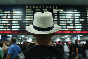 Hombre revisando viajes