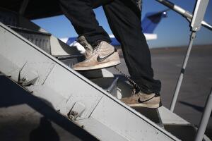 deportados esposados