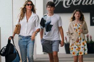 Según TMZ y el Daily Mail, la colombiana se fue a cenar sushi acompañada de Gisele Bündchen, quien fue captada así afuera del restaurante en el que estuvieron. 