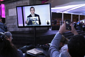 El candidato Ricardo Anaya durante la transmisión del debate presidencial en México desde la sala de prensa.
