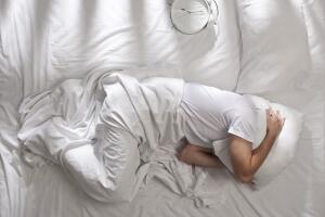 Hombre intentando dormir