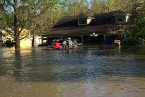 Deweyville, Texas se encuentra bajo el agua