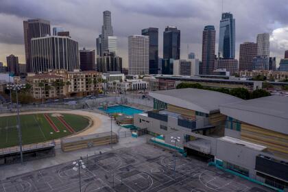 Esta es otra imagen de las instalaciones del complejo educativo Miguel Contreras cuyos estudiantes junto con casa 6,000,000 otros millones de alumnos, ahora están en sus casas, aprendiendo a través de un nuevo <a href="https://www.univision.com/local/los-angeles-kmex/preocupacion-entre-la-comunidad-educativa-por-la-posible-extension-del-cierre-de-las-escuelas-publicas-de-lausd-video">sistema educativo virtual</a>.