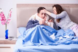 pareja-enfermo-fiebre.jpg