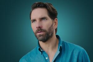 El Extraño Retorno de Diana Salazar: Arap Bethke da vida a Joaquín, el misterioso psicólogo en la nueva serie de ViX
