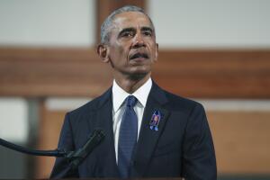 Obama habla ante el féretro de Lewis en la histórica iglesia bautista Ebenezer.