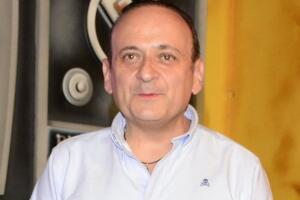 Lalo España lamenta que siempre se enamora de hombres que no tienen sus “preferencias”