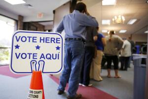Cola de votantes en un centro de votación en Texas
