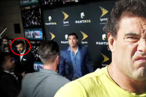 Momento en el que Eduardo Yáñez golpea a un reportero de  Univision ante la mirada de Eugenio Derbez.