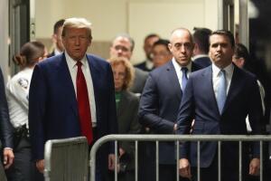 Aunque no era necesario, Trump estuvo en la audiencia para determinar el arranque del primer juicio criminal en su contra.