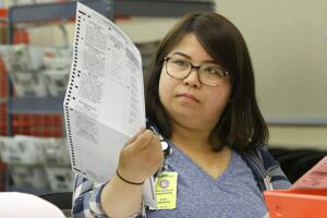 Autoridades estatales y locales administran las elecciones, pero los resultados, no oficiales, los dan los medios.