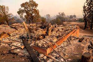 Una casa en Vacaville, al norte de la Bahía de California fue arrasada por las llamas del incendio LNU Lightning Complex.
