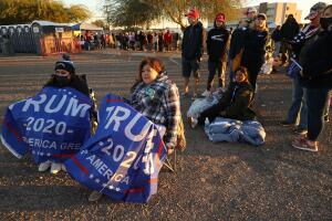 Natalie Dohrer (izquierda) y su madre Rosio Llamas esperan junto a cientos de personas para asistir a un rally del presidente Donald Trump en el aeropuerto de Goodyear, Arizona, el 28 de octubre del 2020.