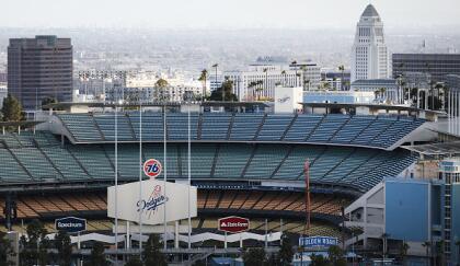 Los Dodgers de Los Ángeles estaban programados para jugar contra sus archi rivales, los Gigantes de San Francisco el 26 de marzo. Sin embargo, la temporada fue suspendida y el comisionado de Grandes Ligas de Béisbol, Rob Manfred, no es optimista que la liga jugará una temporada regular de 162 juegos debido a la crisis del coronavirus. <br>