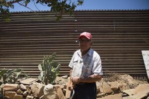 La casa de Pedro carece de todos los servicios públicos, pero él se las arregla para tenerlos. 