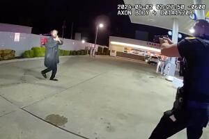 Revelan video de oficiales de policía disparando contra sujeto armado con un cuchillo