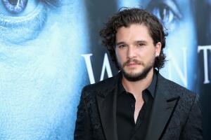 Kit Harington con el cabello corto