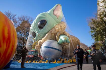 Junto a las carrozas y globos de helio con personajes como Baby Yoda, el desfile cuenta también con bandas, payasos y demás artistas: en total, 8,000 personas participan.