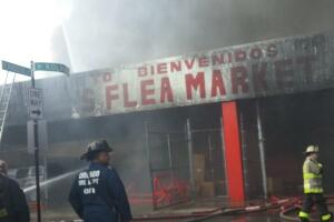 Incendio en Flea Market al oeste de Chicago