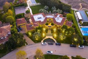 Esta es una vista área de la mansión de Kourtney Kardashian.