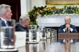 McCarthy en una reunión entre líderes del Congreso y Biden en noviembre de 2022. Entre ambos, el líder demócrata del Senado, Chuck Shumer.