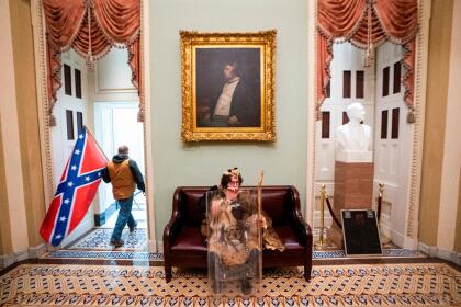 Un manifestante con una bandera confederada en uno de los pasillos de parlamento.
<br>