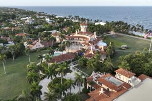 CORRECTION APTOPIX Trump FBI