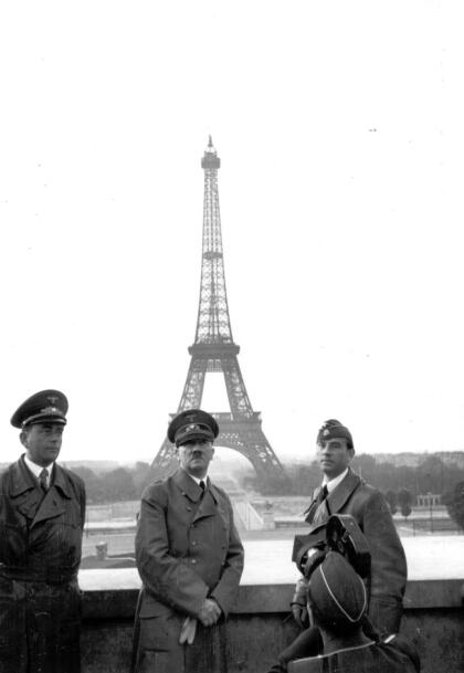 Una de las grandes aspiraciones del dictador alemán Adolf Hitler era conquistar Francia. En esta foto, Hitler posa con la Torre Eiffel al fondo un dÃa después de la capitulación formal de Francia, el 23 de junio de 1940. Acompañado a la izquierda por Albert Speer, ministro alemán de armamentos y arquitecto jefe, y a la derecha, Arno Breker, profesor de artes visuales y escultor favorito de Hitler.