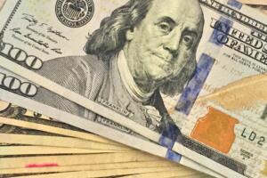 Dólar sube casi 2 por ciento tras renuncia de Carlos Urzúa