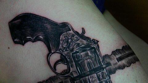 Tatuajes De Revolver O Pistolas Entretenimiento Cultura Pop Univision Tatuajes De Revolver O Pistolas Entretenimiento Cultura Pop Univision