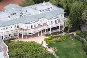 El propietario actual de la mansión es Max Azria, el fundador de la reconocida marca de ropa BCBG.
