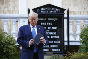 Trump sostiene una Biblia delante de la iglesia St. John's frente a la Casa Blanca en Washington en junio de 2021.