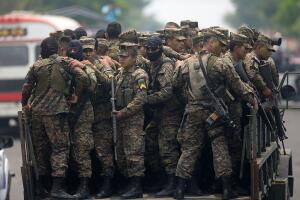 Militares salvadoreños