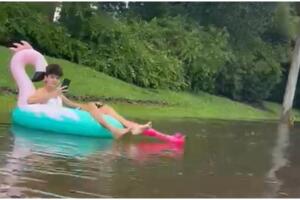 Un joven montado en un inflable en Lake Nona en Orlando, Florida.