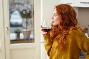 mujer-tomando-vino.jpg