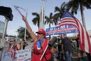 Protestas republicanas a las afueras del teatro donde se desarrolla el debate demócrata.