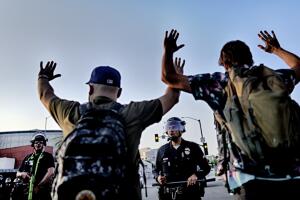 Imponen toque de queda en el centro de Los Ángeles por protestas