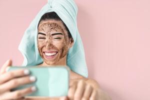 exfoliante-de-cafe-mujer-celular.jpg