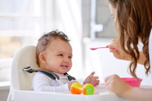 Bebé comiendo