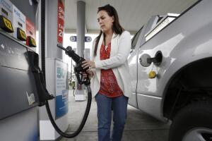 Precio de la gasolina en California podría subir a más de 8 dólares por galón por cierres de refinerías