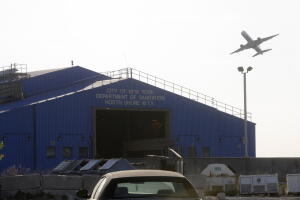 Un avión despega del Aeropuerto Internacional de La Guardia.