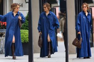 JLo también fue captada esta semana en West Hollywood con este vestido estilo camisera de Valentino.