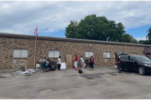 Los familiares de las víctimas de la Escuela Primaria Robb se manifiestan en las oficinas del distrito escolar de Uvalde.