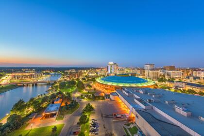 <b>Puesto 19: Wichita, Kansas.</b> Tiene una fila de museos a lo largo de un río y paseos para ver arte que se renuevan cada mes en el centro de la ciudad. Durante casi 50 años ha sido sede de un festival de nueve días cada junio con actividades como carreras de drones, fuegos artificiales y globos aerostáticos. Wichita tiene menos opciones de delivery que otras ciudades del ranking, pero el costo de vida es bajo.
