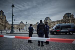 Louvre Closes After Jewellery Heist