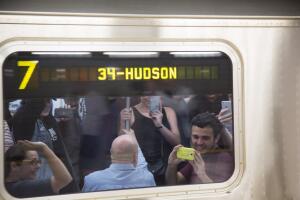 En los trenes de NYC no cabe ni un alfiler 